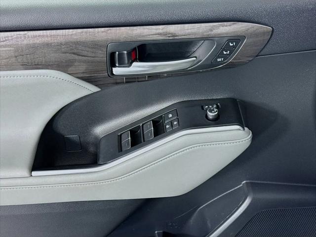 2023 Toyota Highlander Hybrid Platinum