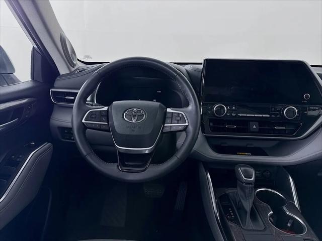 2023 Toyota Highlander Hybrid Platinum