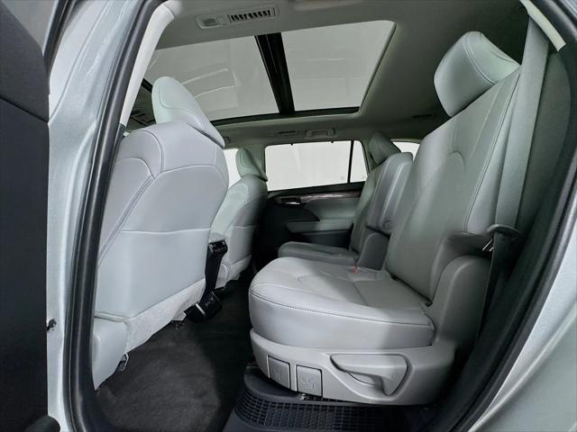 2023 Toyota Highlander Hybrid Platinum