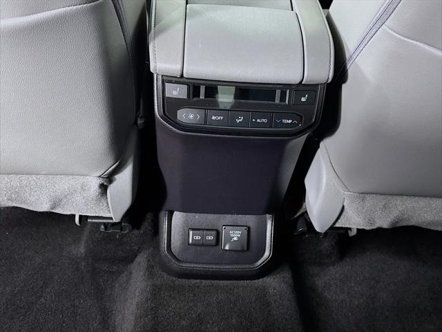 2023 Toyota Highlander Hybrid Platinum