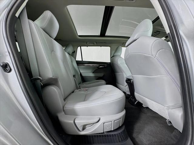 2023 Toyota Highlander Hybrid Platinum