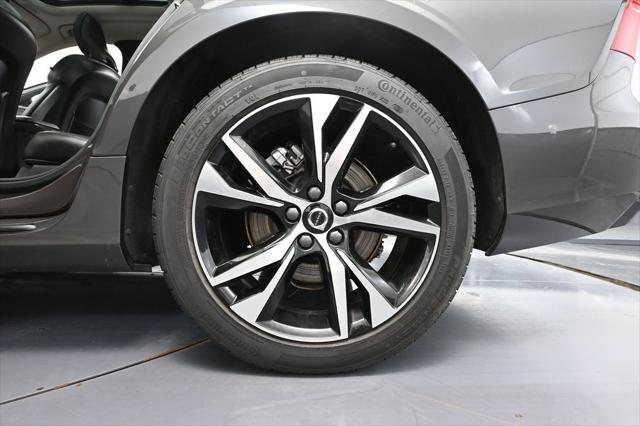 2024 Volvo S60 B5 Core Dark Theme
