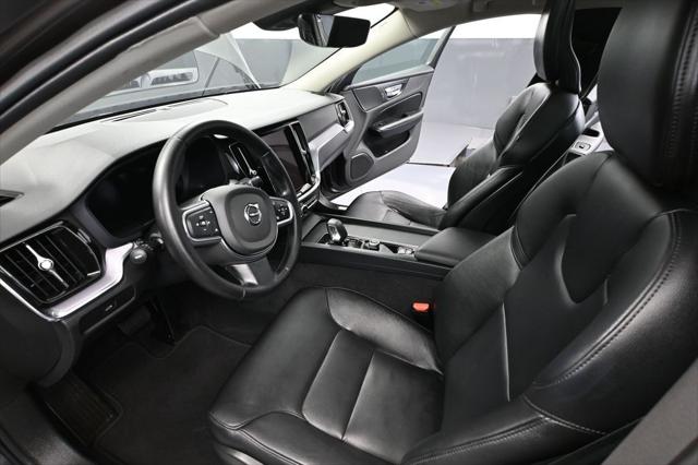 2024 Volvo S60 B5 Core Dark Theme