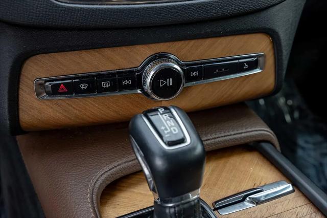 2022 Volvo XC90 T6 Momentum 7 Passenger