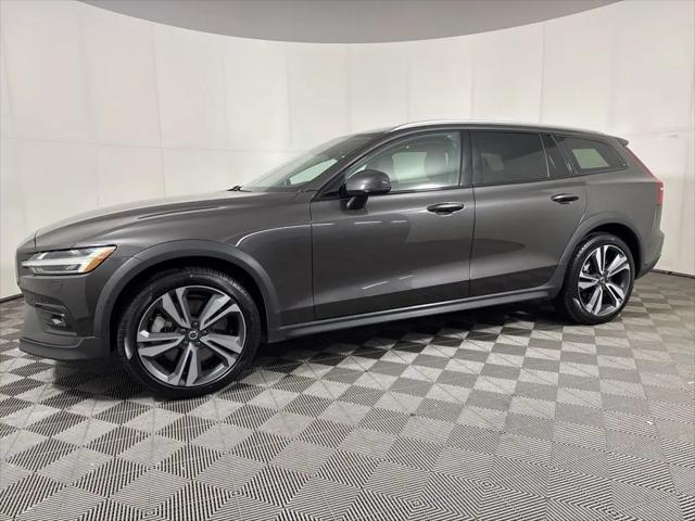 2025 Volvo V60 Cross Country Plus, B5 AWD Gas (mild hybrid) for sale in Maplewood, MN