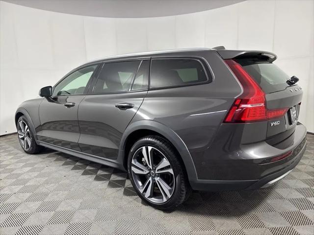 2025 Volvo V60 Cross Country Plus, B5 AWD Gas (mild hybrid)