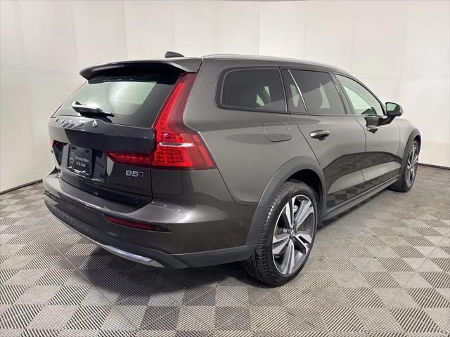 2025 Volvo V60 Cross Country Plus, B5 AWD Gas (mild hybrid)