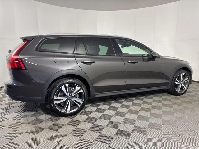 2025 Volvo V60 Cross Country Plus, B5 AWD Gas (mild hybrid)
