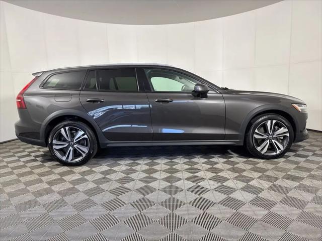 2025 Volvo V60 Cross Country Plus, B5 AWD Gas (mild hybrid)