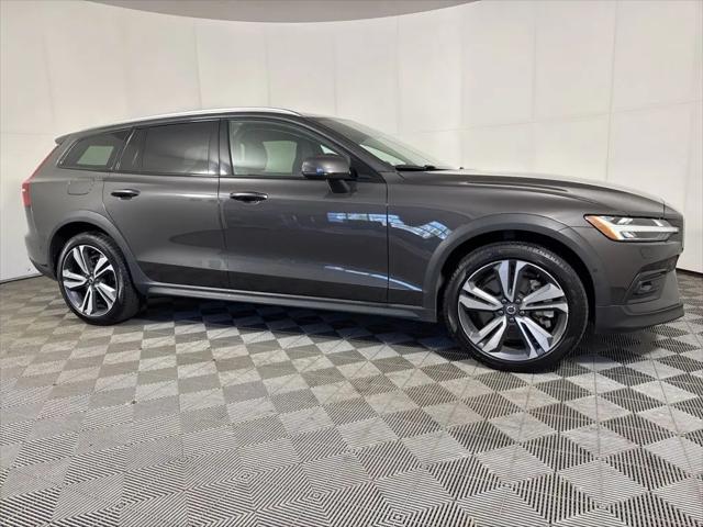 2025 Volvo V60 Cross Country Plus, B5 AWD Gas (mild hybrid)