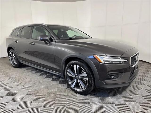 2025 Volvo V60 Cross Country Plus, B5 AWD Gas (mild hybrid)