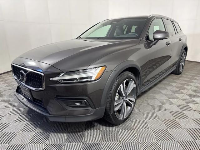 2025 Volvo V60 Cross Country Plus, B5 AWD Gas (mild hybrid)