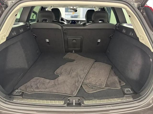 2025 Volvo V60 Cross Country Plus, B5 AWD Gas (mild hybrid)