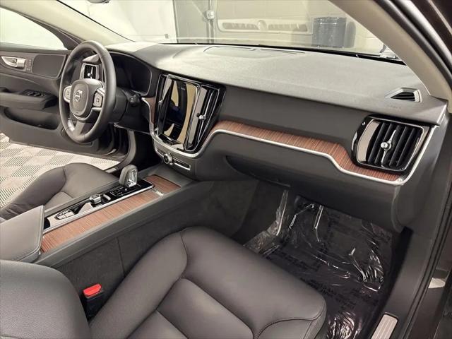 2025 Volvo V60 Cross Country Plus, B5 AWD Gas (mild hybrid)