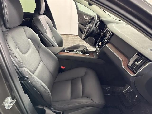 2025 Volvo V60 Cross Country Plus, B5 AWD Gas (mild hybrid)