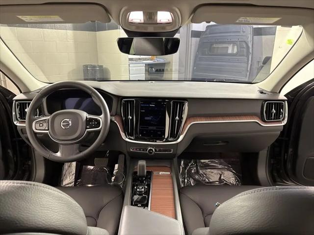 2025 Volvo V60 Cross Country Plus, B5 AWD Gas (mild hybrid)