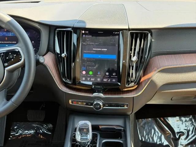 2024 Volvo XC60 B5 Ultimate Dark Theme