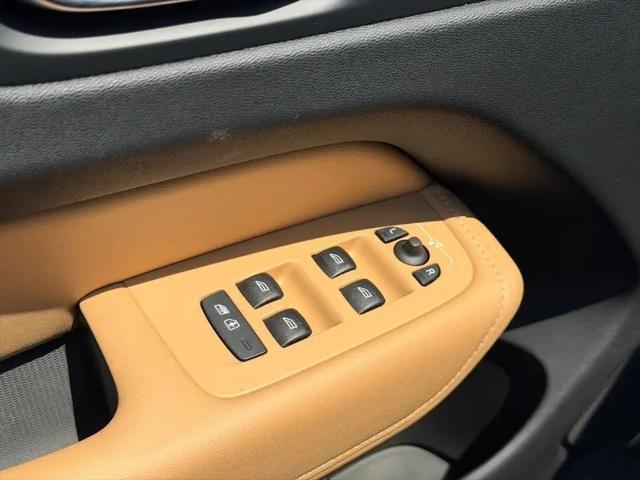 2024 Volvo XC60 B5 Ultimate Dark Theme