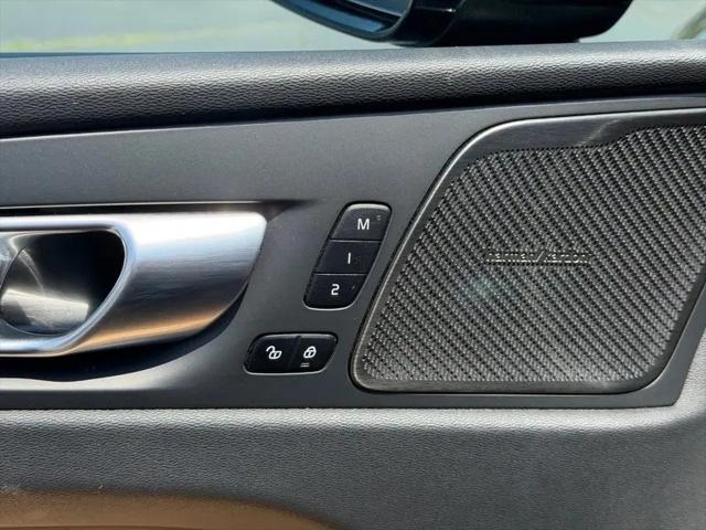 2024 Volvo XC60 B5 Ultimate Dark Theme