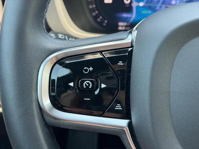 2024 Volvo XC60 B5 Ultimate Dark Theme
