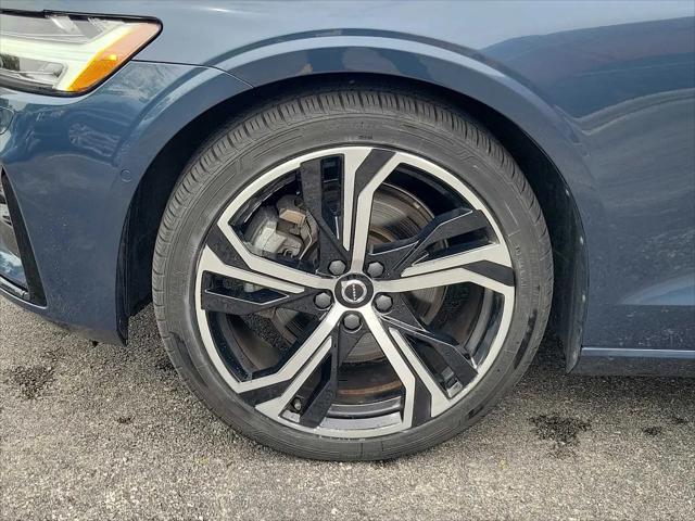 2024 Volvo S60 B5 Plus Dark Theme