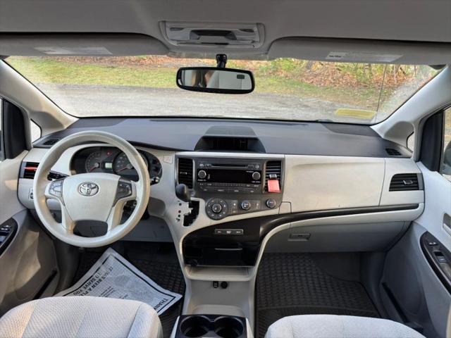 2012 Toyota Sienna LE V6 8 Passenger