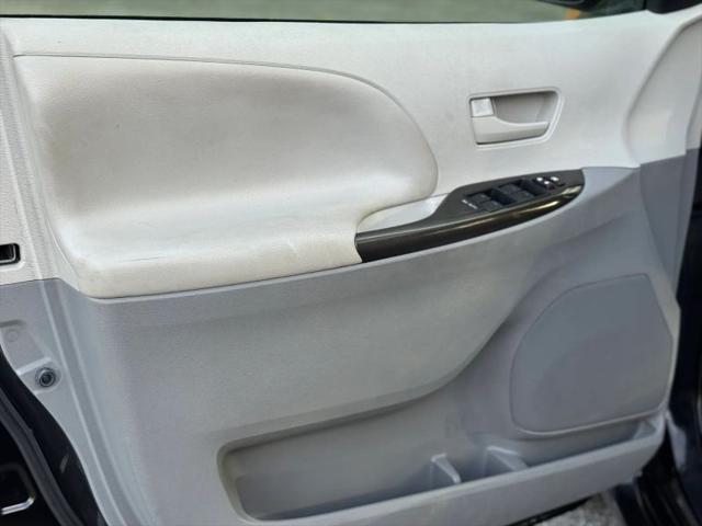 2012 Toyota Sienna LE V6 8 Passenger