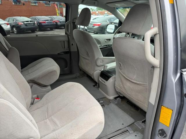 2012 Toyota Sienna LE V6 8 Passenger
