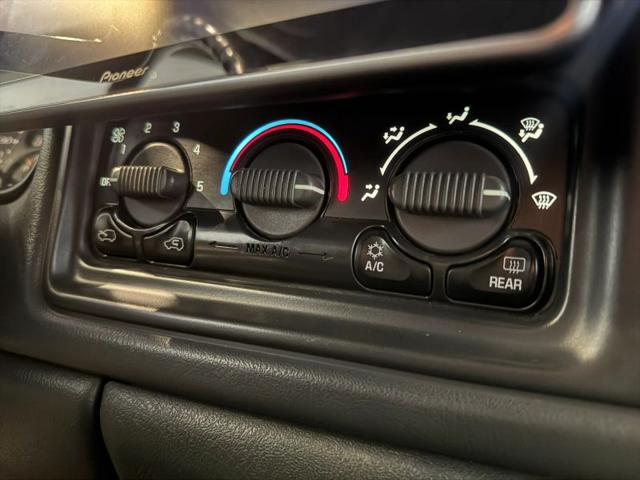 2002 Chevrolet Avalanche Base