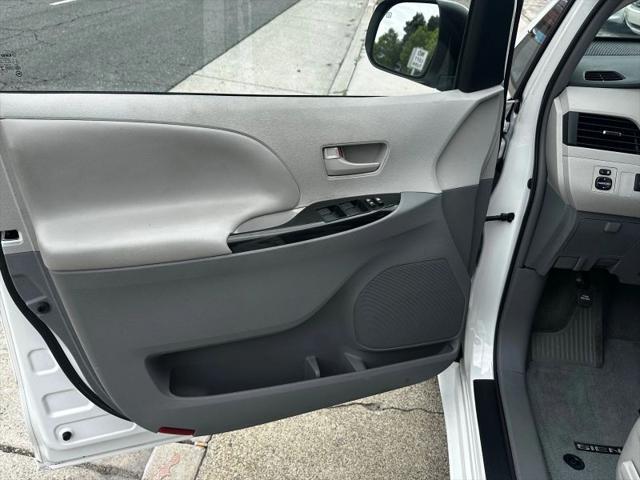 2013 Toyota Sienna LE V6 8 Passenger