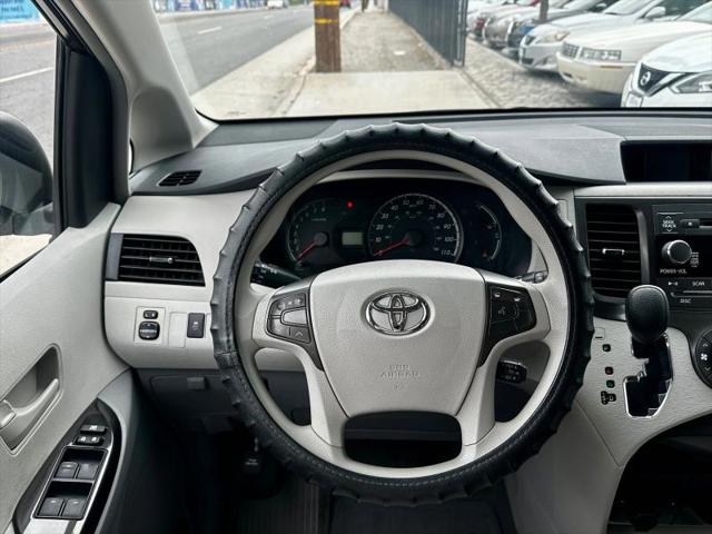 2013 Toyota Sienna LE V6 8 Passenger