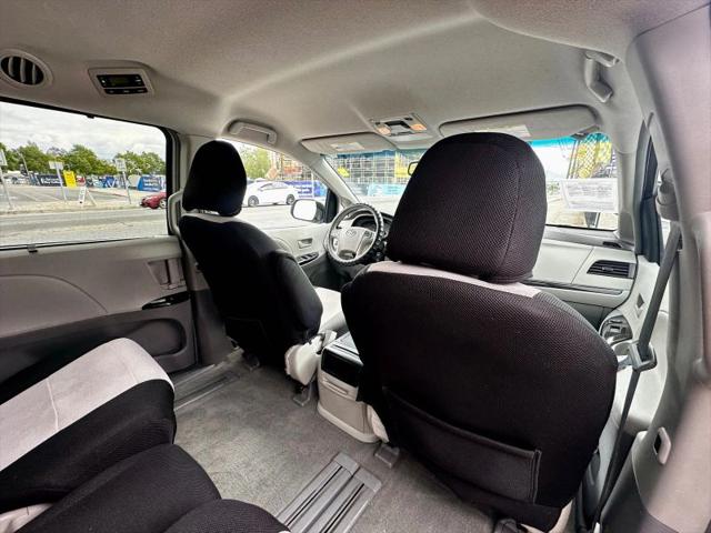 2013 Toyota Sienna LE V6 8 Passenger