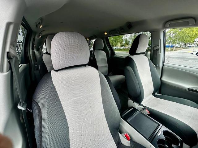 2013 Toyota Sienna LE V6 8 Passenger