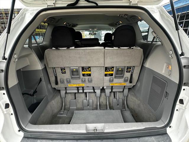 2013 Toyota Sienna LE V6 8 Passenger