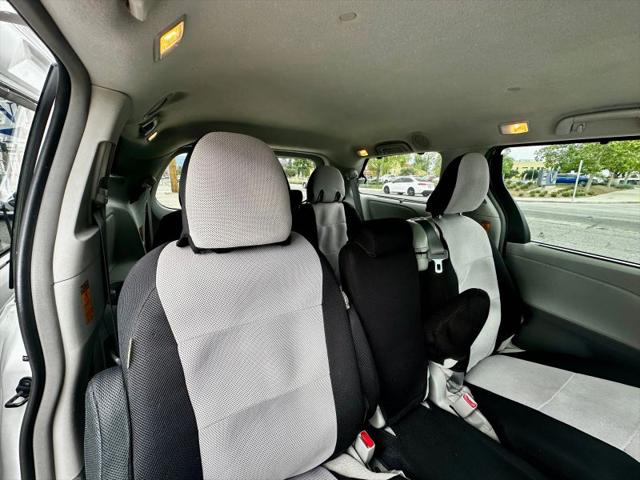 2013 Toyota Sienna LE V6 8 Passenger