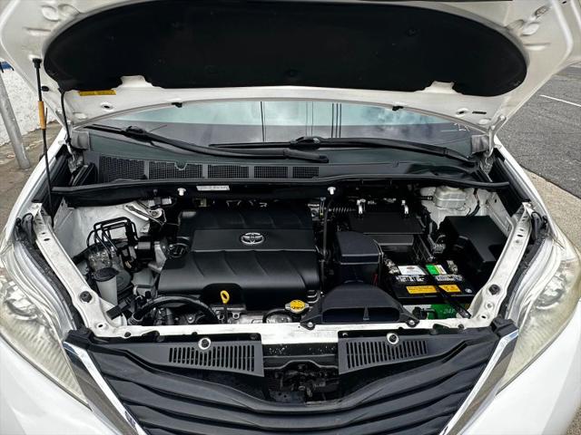 2013 Toyota Sienna LE V6 8 Passenger