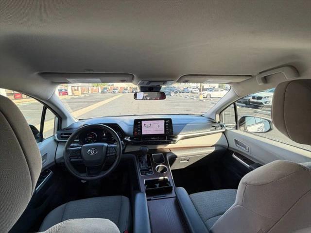 2022 Toyota Sienna LE