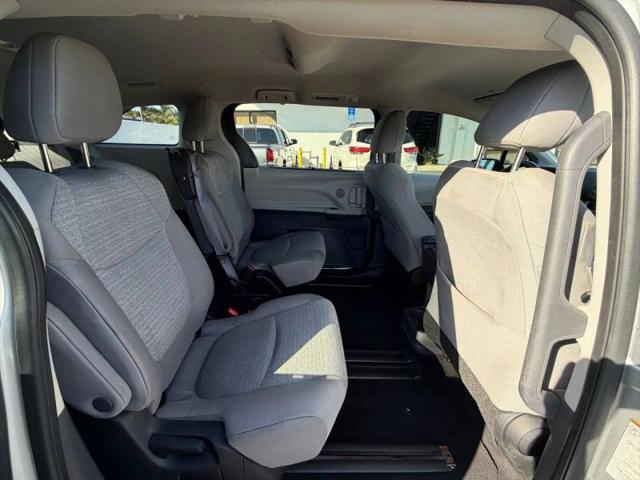 2022 Toyota Sienna LE