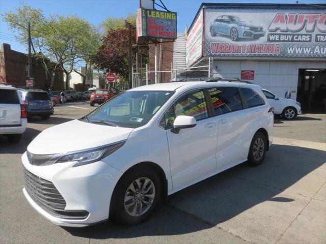 2022 Toyota Sienna LE