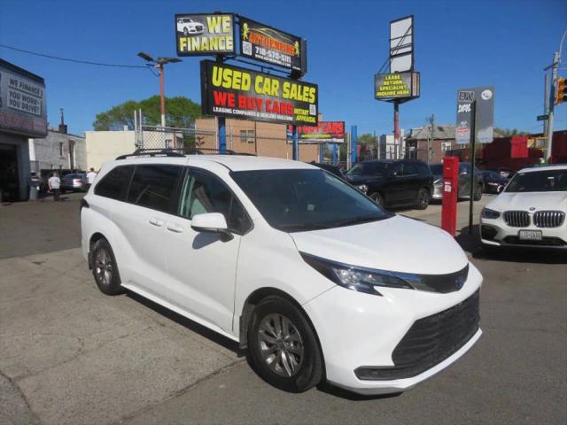 2022 Toyota Sienna LE