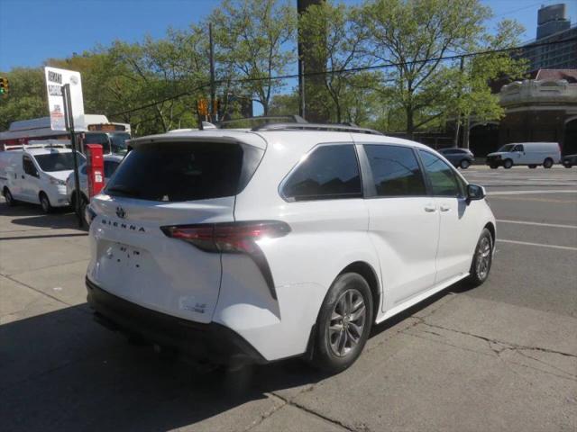 2022 Toyota Sienna LE
