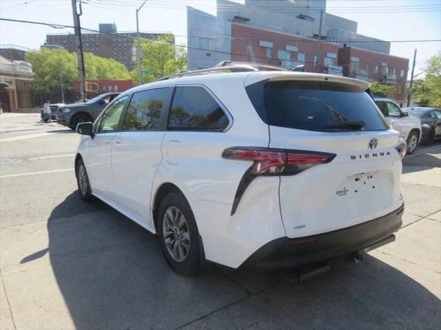 2022 Toyota Sienna LE