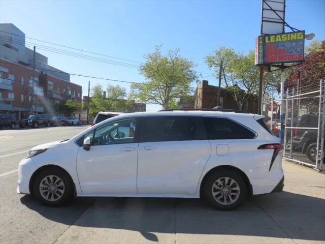 2022 Toyota Sienna LE