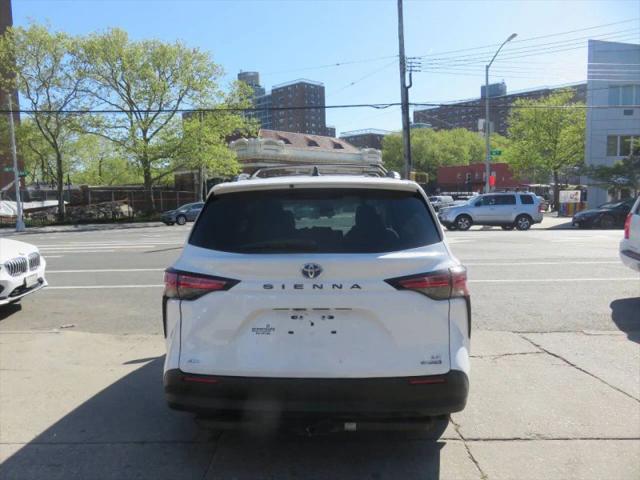 2022 Toyota Sienna LE