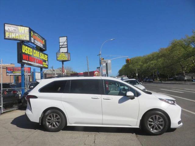 2022 Toyota Sienna LE