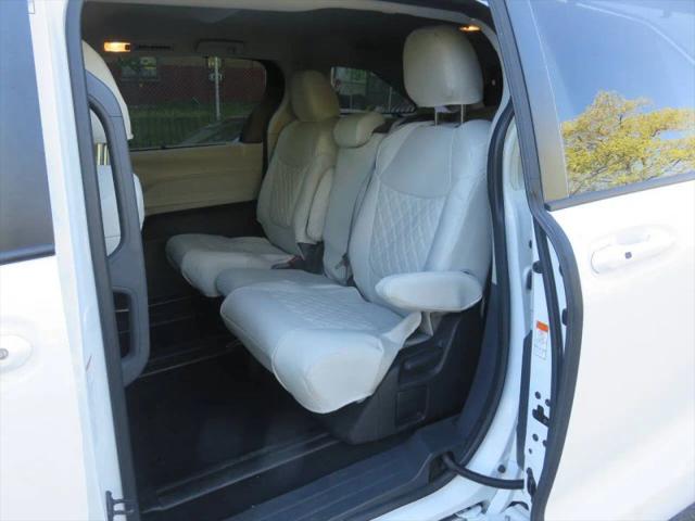 2022 Toyota Sienna LE