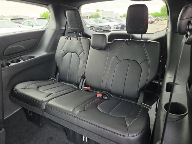 2027 Chrysler Pacifica Select AWD