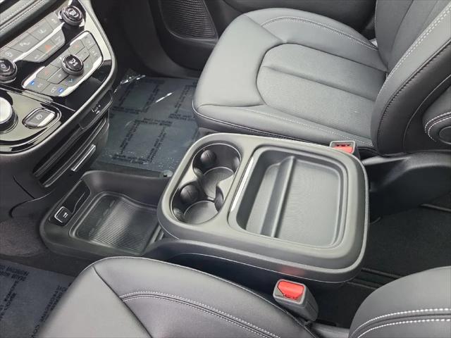 2027 Chrysler Pacifica Select AWD