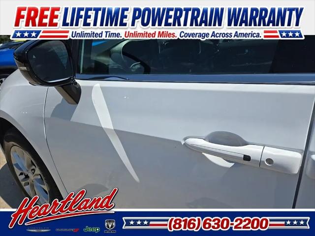 2027 Chrysler Pacifica Select