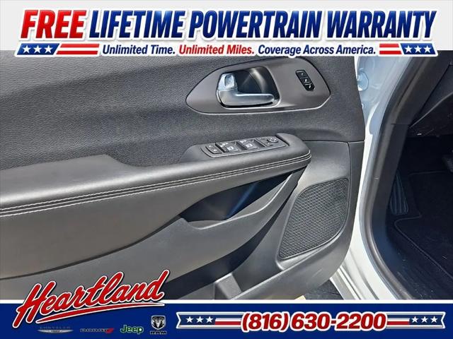2027 Chrysler Pacifica Select